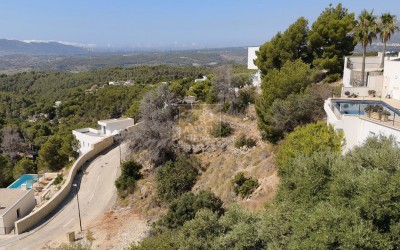 Urban plot with panoramic views.
